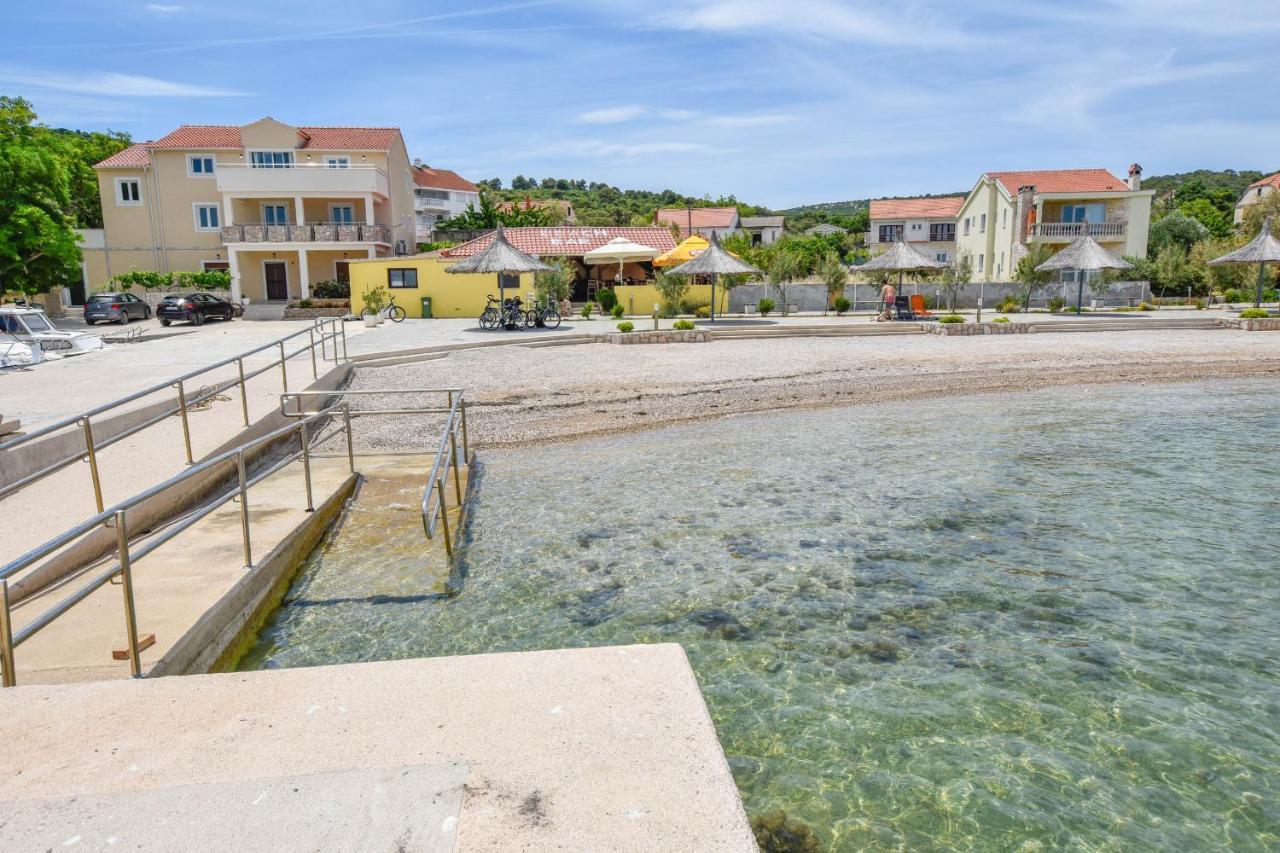 Apartment L And S On The Beach Ugrinici Exterior photo