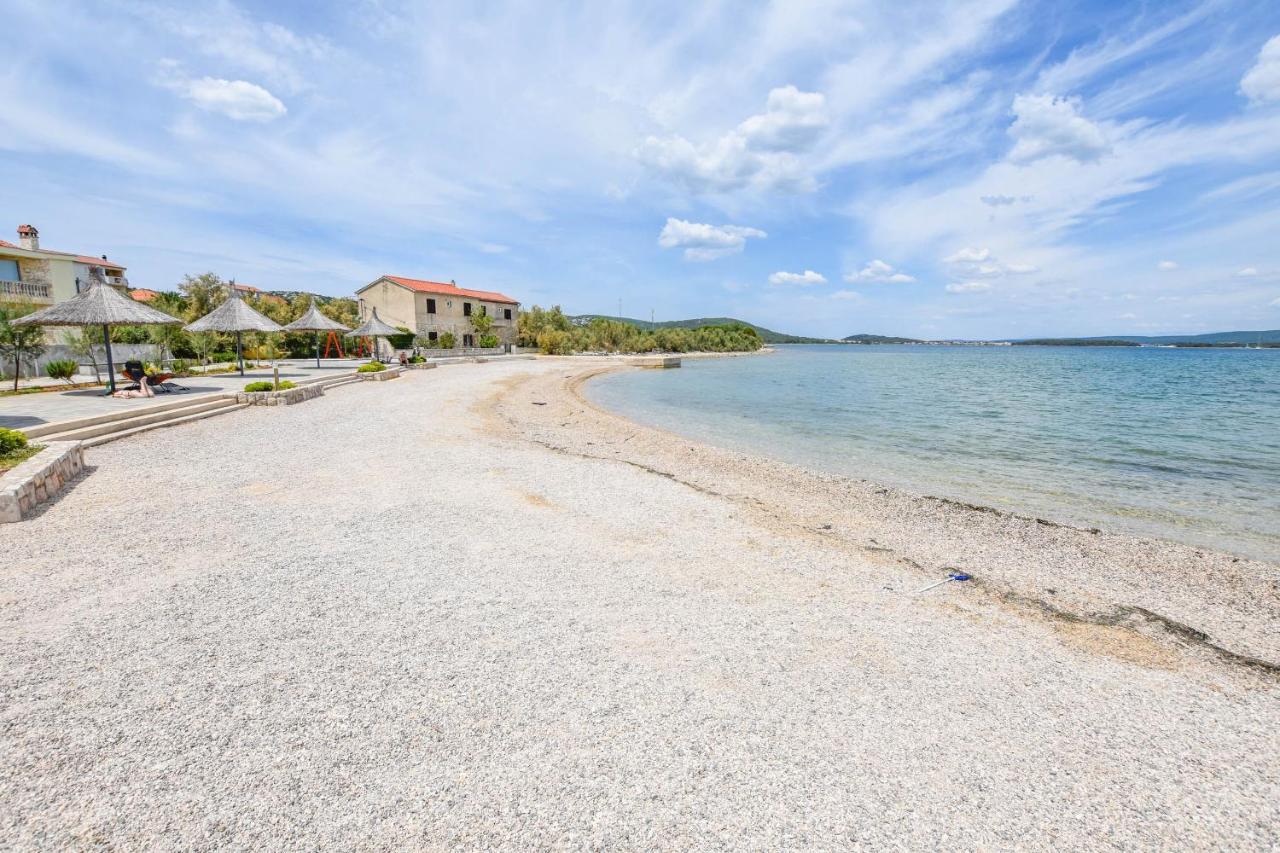 Apartment L And S On The Beach Ugrinici Exterior photo