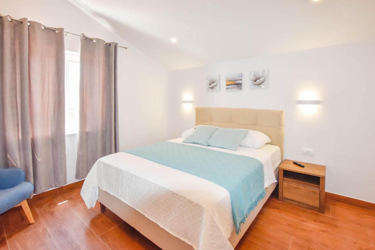 Apartment L And S On The Beach Ugrinici Exterior photo